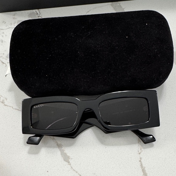 Gucci Sleek Black Sunglasses - Picture 1 of 4
